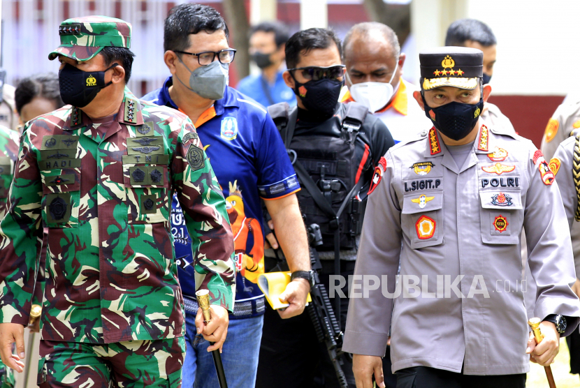 Panglima TNI Marsekal Hadi Tjahjanto (kiri) dan Kapolri Jenderal Listyo Sigid Prabowo (kanan).