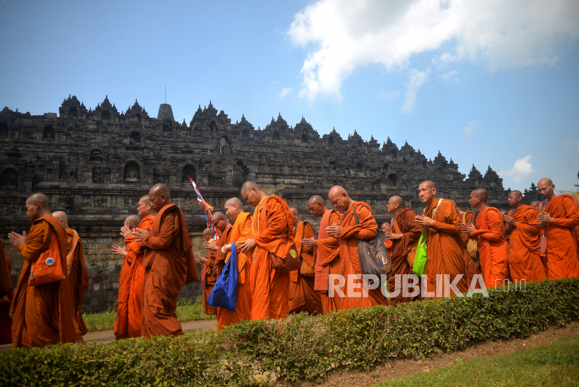 Bhiksu menjalani ritual pradaksina saat perayaan Waisak 2567 BE di Candi Borobudur, Magelang, Jawa Tengah, Ahad (4/6/2023). Pada Waisak 2023 ini ada yang spesial, yakni adanya 32 bhante atau bikus yang menjalani ritual Thudong atau jalan kaki dari Thailand ke Candi Borobudur. Tagline perayaan Waisak 2023 ini adalah Toleransi.