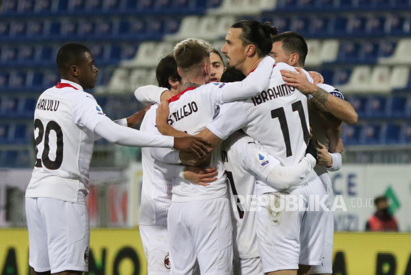 Zlatan Ibrahimovic (kanan) dari Milan merayakan bersama rekan satu timnya setelah mencetak gol kedua timnya dalam pertandingan sepak bola Serie A Italia Cagliari Calcio vs AC Milan di stadion Sardegna Arena di Cagliari, Italia, 18 Januari 2021.