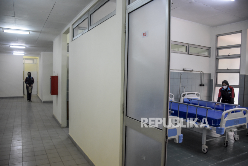 Pekerja merapikan tempat tidur di tempat isolasi terpadu bagi pasien Covid-19 dengan gejala ringan di Gedung Akademi Keperawatan Kebon Jati, Jalan Kawaluyaan, Kota Bandung, Kamis (17/2/2022). Pemerintah mengatakan, angka keterisian tempat tidur isolasi dan ICU Covid-19 secara nasional masih tetap terjaga.