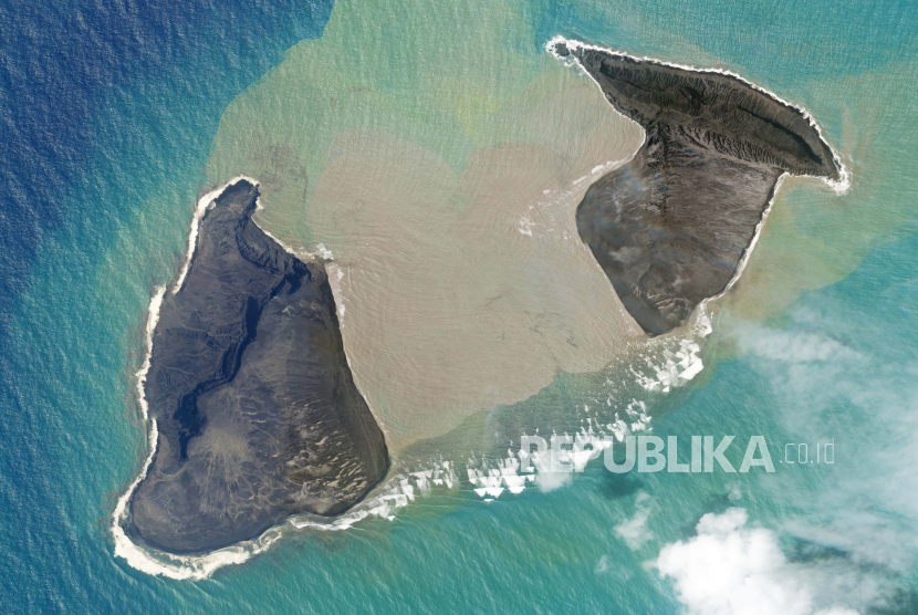  Dalam foto satelit yang diambil oleh Planet Labs PBC ini, sebuah pulau yang diciptakan oleh gunung berapi bawah air Hunga Tonga Hunga. (Ilustrasi)