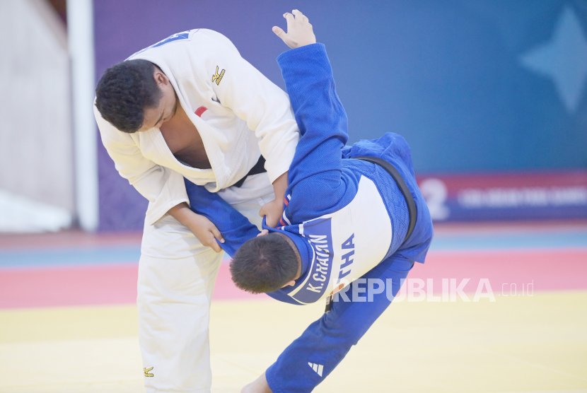 Judoka putra Indonesia Tony Ricardo Mantolas (kiri).