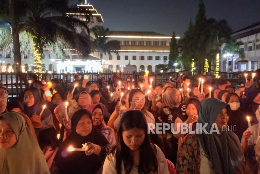 Sejumlah pendukung Prabowo Gibran di Kota Bandung melakukan aksi sujud syukur atas keunggulan quick count pemilihan presiden dan wakil presiden tahun 2024 usai pencoblosan, Rabu (14/2/2024). 