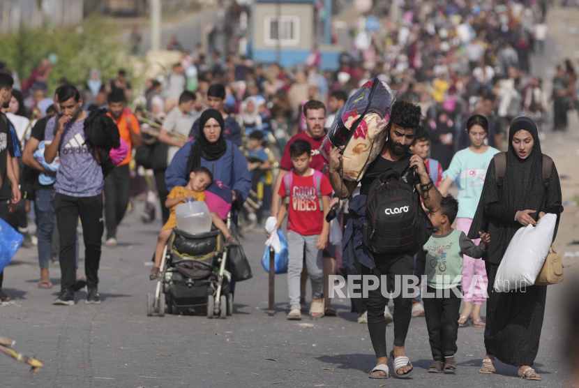 Warga Palestina mengungsi ke Jalur Gaza selatan di Jalan Salah al-Din di Bureij, Jalur Gaza, pada Rabu, (8/11/2023).