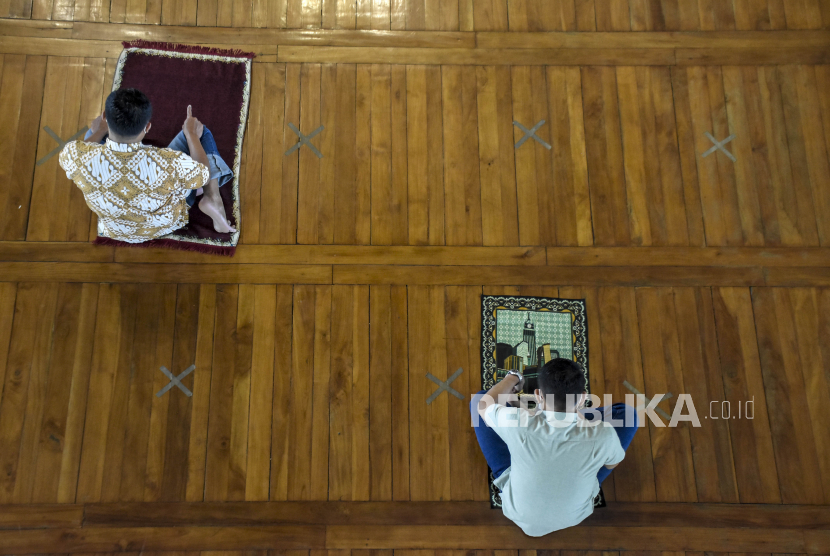 Jemaah melaksanakan ibadah sholat di Masjid Al Ukhuwah, Kota Bandung