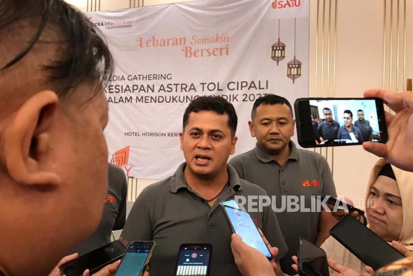 Presiden Direktur Astra Tol Cipali Firdaus Azis menjelaskan mengenai kesiapan Tol Cipali menghadapi mudik Lebaran 2023 di Hotel Horison, Kertajati, Majalengka, Jawa Barat, Jumat (14/4/2023). 