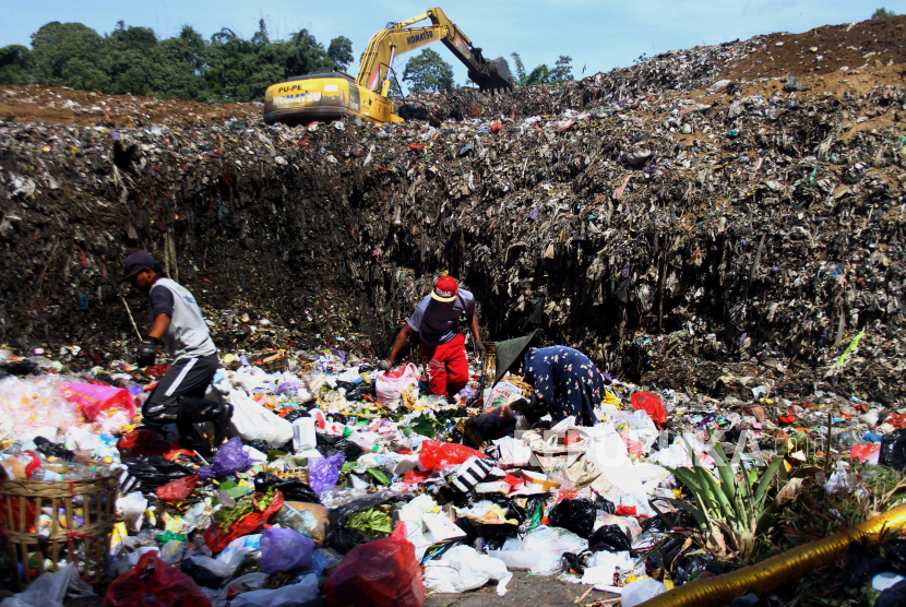 Pemulung mengais sampah di Tempat Pembuangan Akhir (TPA) Tlekung, Batu, Jawa Timur.