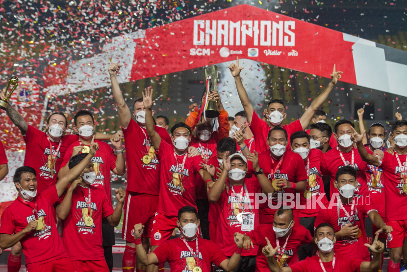 Pemain Persija mengangkat trofi Piala Menpora usai mengalahkan Persib Bandung pada pertandingan leg dua final Piala Menpora di Stadion Manahan, Solo, Jawa Tengah, Ahad (25/4/2021). Pada pertandingan tersebut, Persija menang dengan skor 2-1 atau menang agregat 4-1. 