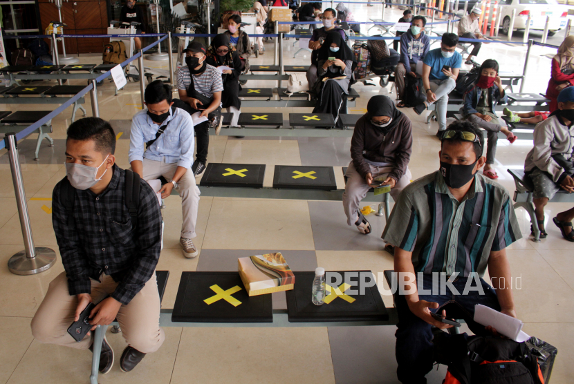 Sejumlah calon penumpang pesawat mengantre dengan menjaga jarak fisik saat pemeriksaan dokumen perjalanan di Bandara Sultan Hasanuddin, Maros, Sulawesi Selatan, Senin (1/6/2020). 