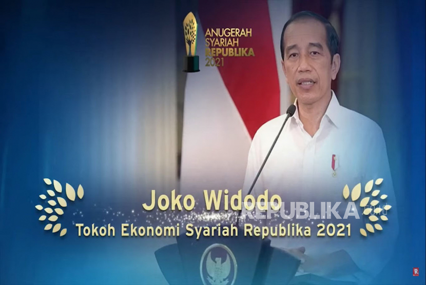 Presiden Joko Widodo terpilih menjadi tokoh ekonomi syariah Republika 2021 dalam acara Anugerah Syariah Republika (ASR) 2021 yang diselenggarakan secara daring di Jakarta, Rabu (8/12).Prayogi/Republika.