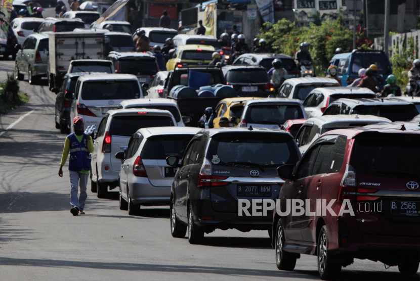 (ILUSTRASI) Arus lalu lintas kendaraan menuju kawasan wisata Puncak di Gadog, Kabupaten Bogor, Jawa Barat.