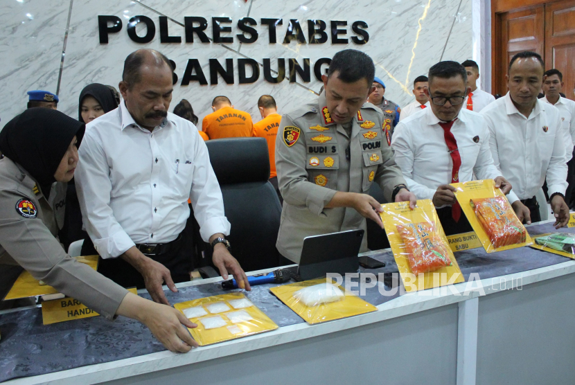 Kapolrestabes Bandung Kombes Pol Budi Sartono memperlihatkan barang bukti saat konferensi pers pengungkapan kasus narkoba di Markas Polrestabes Bandung, Selasa (20/6/2023).