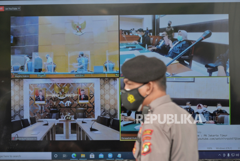 Layar yang menampilkan suasana sidang perdana atas kasus pelanggaran protokol kesehatan dengan terdakwa mantan pemimpin Front Pembela Islam Rizieq Shihab yang digelar secara virtual di Pengadilan Negeri Jakarta Timur, Selasa (16/3). Ketua Majelis Hakim Pengadilan Negeri Jakarta Timur Suparman Nyompa memutuskan menunda sidang dakwaan akibat terkendala teknis dan akan dilanjutkan pada Jumat 19 Maret 2021 mendatang. Republika/Thoudy Badai