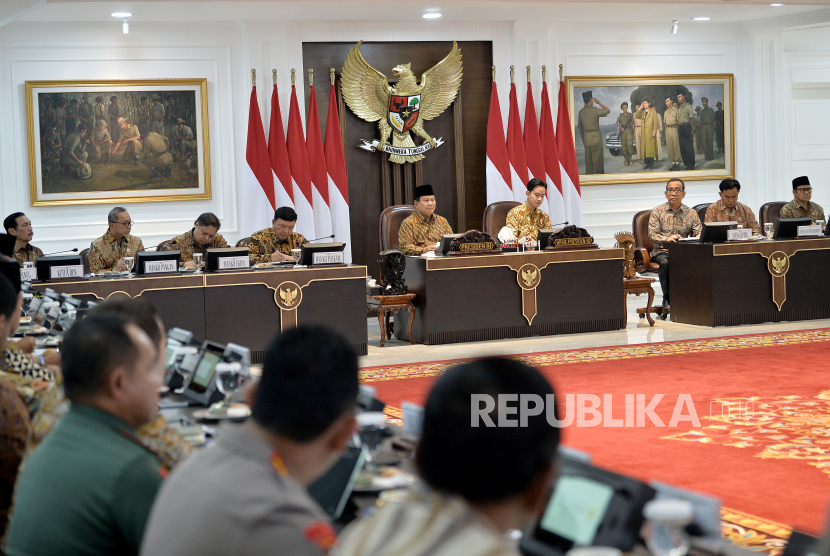 Presiden Prabowo Subianto memimpin rapat perdana Kabinet Merah Putih di Istana Negara, Jakarta Pusat, Rabu (23/10/2024). 