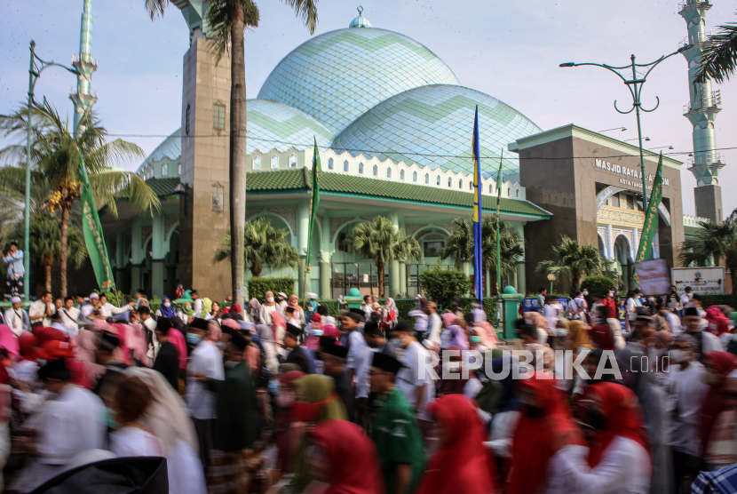 Warga mengikuti Jalan Sehat Sarungan di Kota Tangerang, Banten, Ahad (25/9/2022). Jalan Sehat Sarungan yang diikuti oleh ribuan masyarakat tersebut dalam rangkaian Festival Al-Azhom 2022. 