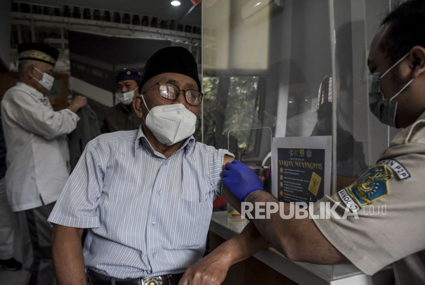 Petugas kesehatan menyuntikkan vaksin meningitis kepada warga di Kantor Kesehatan Pelabuhan (KKP) Kelas II Bandung, Jalan Cikapayang, Kota Bandung, Kamis (29/9/2022). Kantor Kesehatan Pelabuhan (KKP) Kelas II Bandung menyediakan sebanyak 100 hingga 400 dosis vaksin meningitis per hari yang diprioritaskan bagi jemaah umrah yang berangkat pada 10-31 Oktober 2022. Kemenkes Datangkan 250 Ribu Dosis Vaksin Meningitis untuk Jamaah Umroh