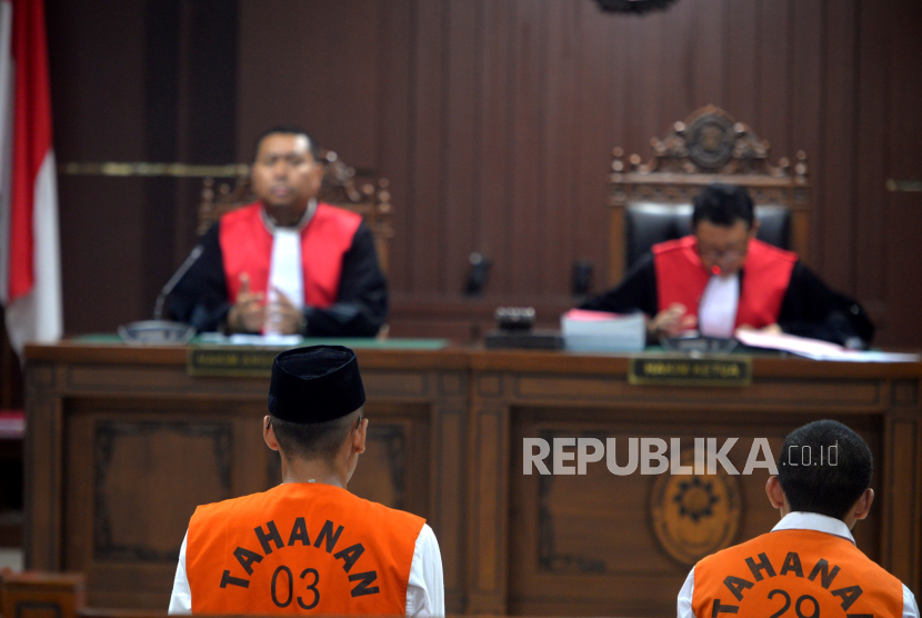 Terdakwa pembunuhan dan mutilasi, Waliyin (kanan) dan Ridduan (kiri) menjalani sidang di Pengadilan Negeri (PN) Sleman, DIY.