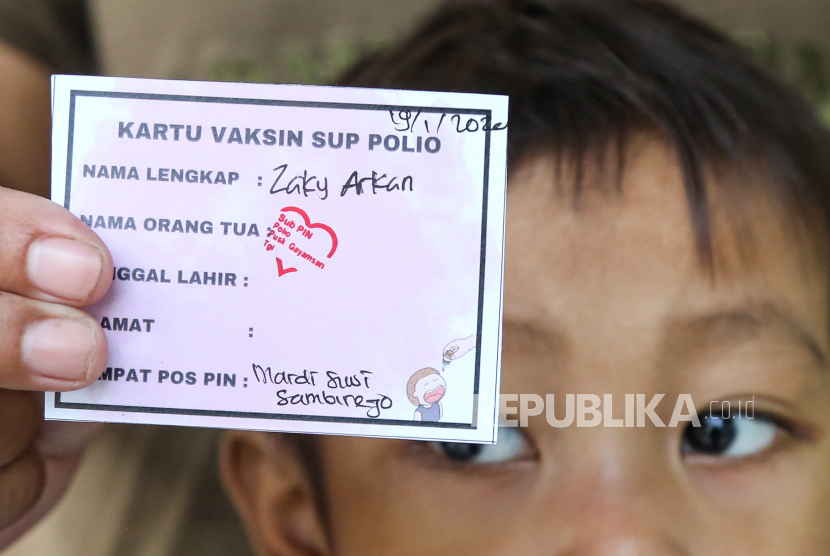 Warga menunjukkan kartu vaksin polio usai anaknya mendapatkan imunisasi di Posyandu Sambirejo, Semarang, Jawa Tengah, Jumat (19/1/2024). Kementerian Kesehatan menyatakan cakupan pelaksanaan SUB Pekan Imunisasi Nasional (PIN) Polio per Kamis (18/1/2024) yakni mencapai 6,5 juta anak atau 76,9 persen dari total target sebanyak 8,4 juta anak sasaran yang telah menerima imunisasi polio di Jawa Tengah, Jawa Timur, Sleman dan Daerah Istimewa Yogyakarta. 