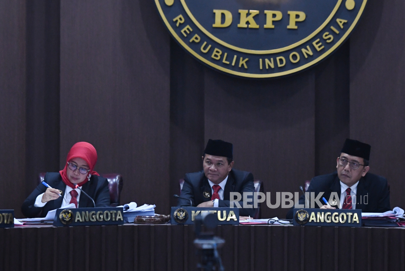 Ketua Dewan Kehormatan Penyelenggara Pemilu (DKPP) Heddy Lugito (tengah) didampingi anggota DKPP Ratna Dewi Pettalolo (kiri) dan I Dewa Kade Wiarsa Raka (kanan) memimpin sidang Kode Etik Penyelenggara Pemilu (KEPP) di kantor DKPP, Jakarta, Rabu (8/2/2023).