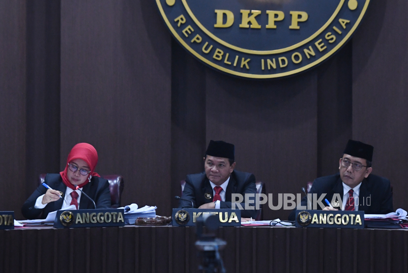 Ketua Dewan Kehormatan Penyelenggara Pemilu (DKPP) Heddy Lugito (tengah) didampingi anggota DKPP Ratna Dewi Pettalolo (kiri) dan I Dewa Kade Wiarsa Raka (kanan) memimpin sidang KEPP.