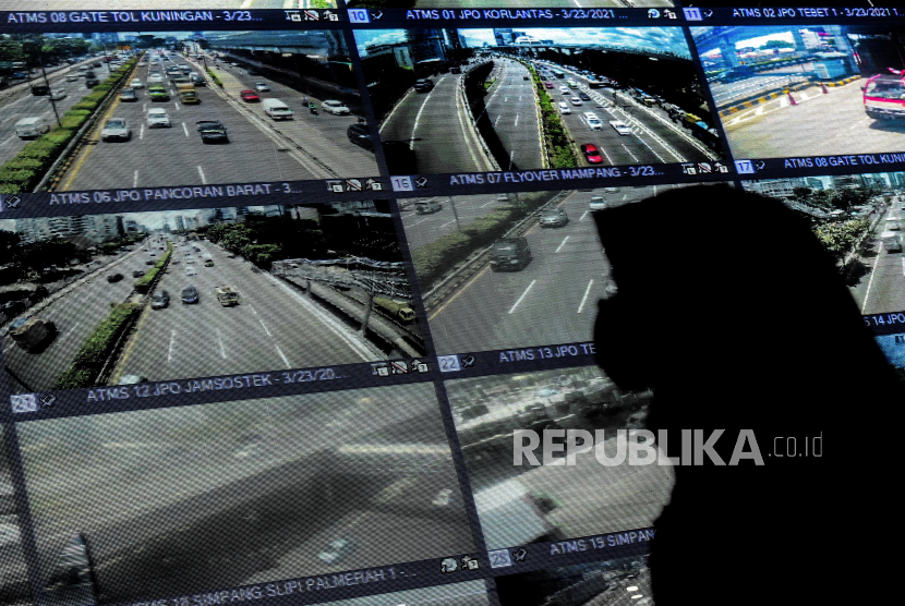 Petugas memantau layar yang menampilkan suasana arus lalu lintas yang terekam kamera tilang elektronik atau Electronic Traffic Law Enforcment (ETLE)  - ilustrasi