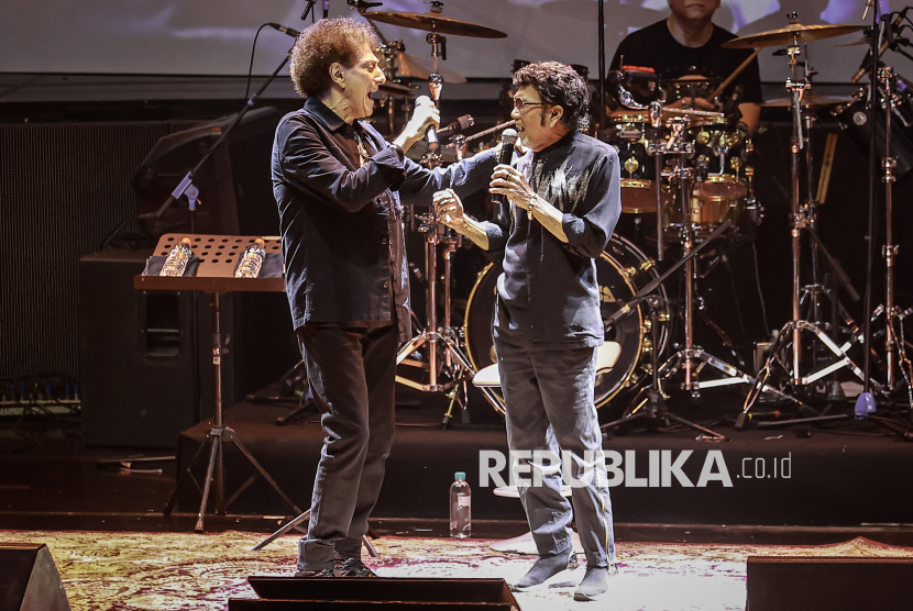 Saat Dua Raja Musik Bersatu di Panggung Konser God Bless
