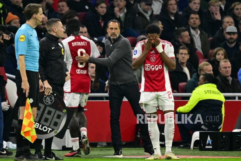 Pelatih Ajax Amsterdam John van't Schip (tengah) bersama timnya. 