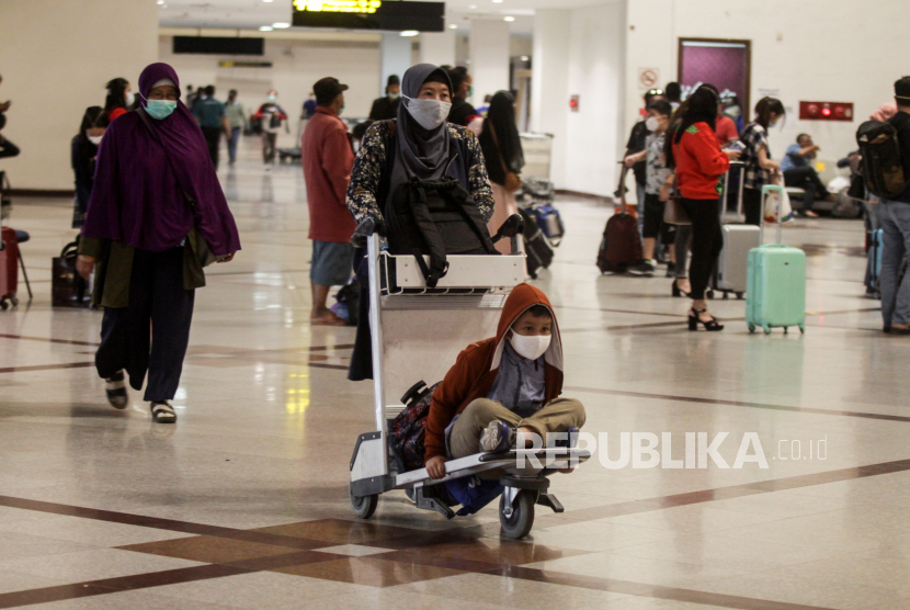 Calon penumpang mengantre di loket check in Bandara Internasional Juanda Surabaya di Sidoarjo, Jawa Timur, Kamis (24/12/2020).  Menurut data pengelola bandara Juanda, jumlah penumpang pesawat udara pada mudik libur Natal mencapai 25.676 ribu penumpang atau menurun 54,06 persen dibandingkan tahun 2019 yang mencapai 55.885 ribu penumpang. 