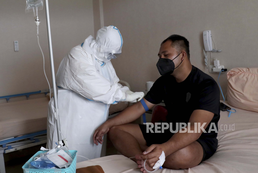 Seorang petugas kesehatan merawat pasien COVID-19 di Rumah Sakit Umum Dr. Suyoto, Jakarta, Indonesia. BOR rumah sakit di DKI Jakarta tercatat terus menurun.