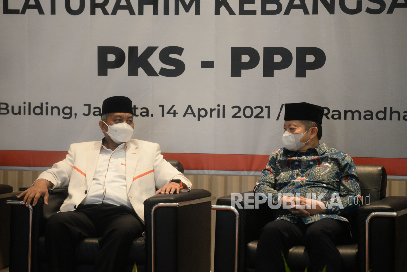 Presiden PKS Ahmad Syaikhu berbincang dengan Ketua Umum PPP Suharso Monoarfa saat silahturahmi antara kedua partai di DPP PKS, Jakarta, Rabu (14/4). Pertemuan tersebut dalam rangka silaturahmi kebangsaan sekaligus menyamakan pandangan terkait langkah-langkah politik yang memihak umat.Prayogi/Republika
