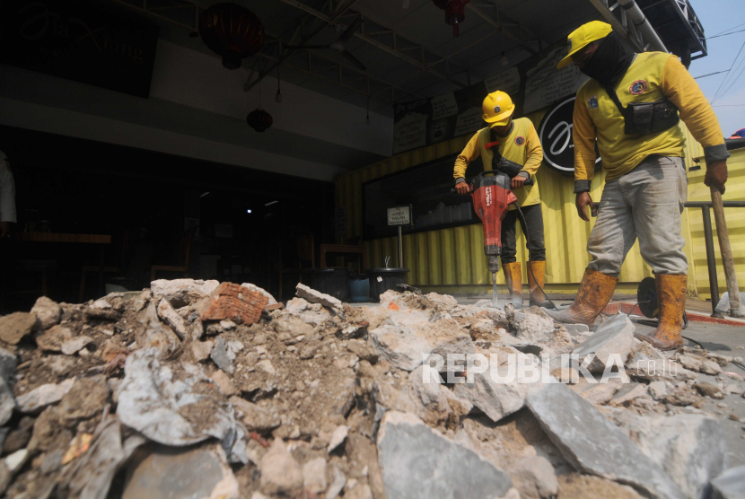 Sejumlah petugas membongkar lahan ruko di Jalan Niaga, Pluit, Jakarta Utara, Rabu (24/5/2023). Satpol PP DKI sebut pembongkaran puluhan Ruko Niaga Pluit berlangsung dua pekan.