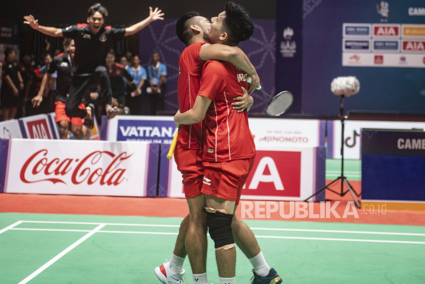 Pebulu tangkis ganda putra Indonesia Pramudya Kusumawardana (kiri) berpelukan dengan Yeremia Rambitan (kanan) setelah mengalahkan lawannya di SEA Games 2023 Kamboja.