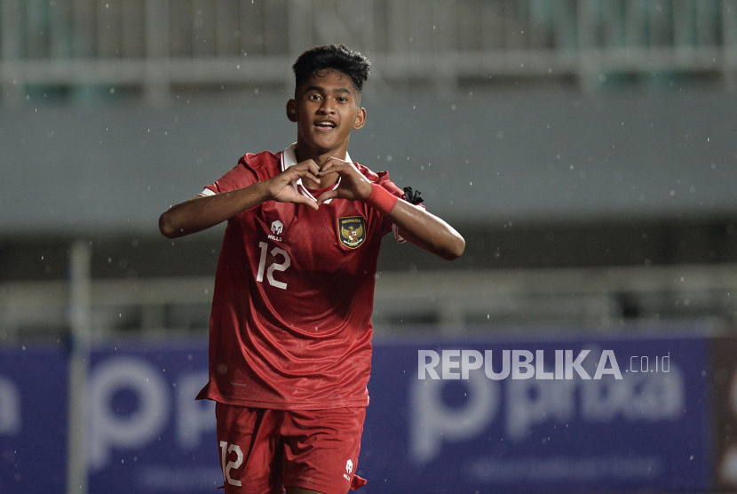 Pemain timnas Indonesia U17 Muhammad Narendra Tegar melakukan selebrasi seusai mencetak gol ke gawang Guam pada pertandingan babak kualifikasi Piala AFC U17 di Stadion Pakansari, Cibinong, Jawa Barat, Senin (3/10/2022) malam. Pada pertandingan itu Indonesia menang dengan skor 14-0.