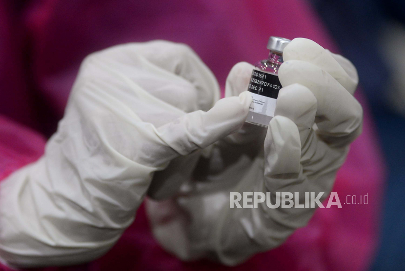 Petugas medis menunjukan tanggal expired vaksin sebelum menyuntikkan vaksin COVID-19 kepada warga di Sentra Vaksin, JCC Senayan, Jakarta, Sabtu (31/7). GoTix bekerja sama dengan Polda Metro Jaya membuat sentra vaksinasi Covid-19 bagi para warga yang berusia mulai dari 12 tahun ke atas dalam rangka mendukung program percepatan vaksinasi pemerintah.Prayogi/Republika.