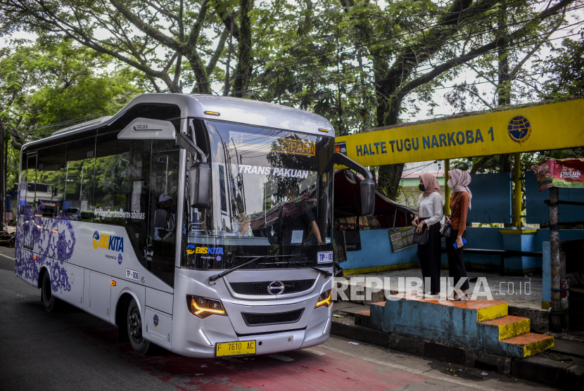 Calon penumpang saat akan menaiki Biskita Transpakuan di Kota Bogor, Jawa Barat, Selasa (2/11). 