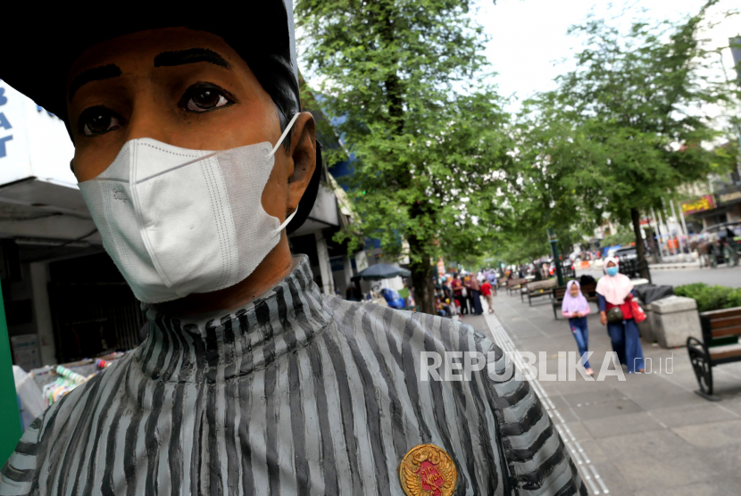 Wisatawan menggunakan masker berjalan di jalur pedestrian Malioboro, Yogyakarta (ilustrasi)