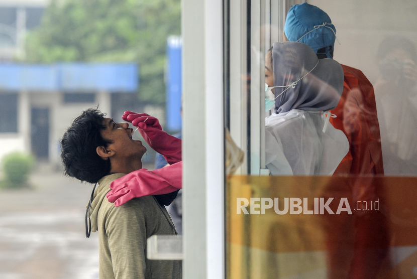 Warga menjalani swab test di kawasan Cilandak, Jakarta, Sabtu (3/10). Ilustrasi
