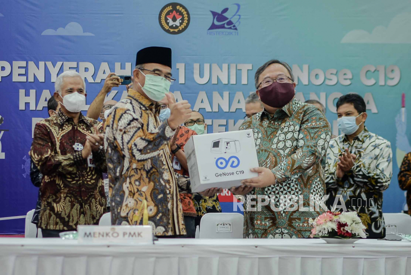 Menristek Bambang Brodjonegoro (kedua kanan) saat menyerahkan alat deteksi dini COVID-19 bernama GeNose C19 kepada Menko PMK Muhadjir Effendy (kedua kiri) di Kantor Kemenko PMK, Jakarta, Kamis (7/1). Kementerian Riset dan Teknologi menghibahkan satu unit GeNose C19 yang merupakan karya tim peneliti Universitas Gadjah Mada (UGM) kepada Kemenko PMK untuk disosialisasikan dan dimanfaatkan secara masif oleh seluruh masyarakat Indonesia guna mendeteksi COVID-19. Republika/Thoudy Badai