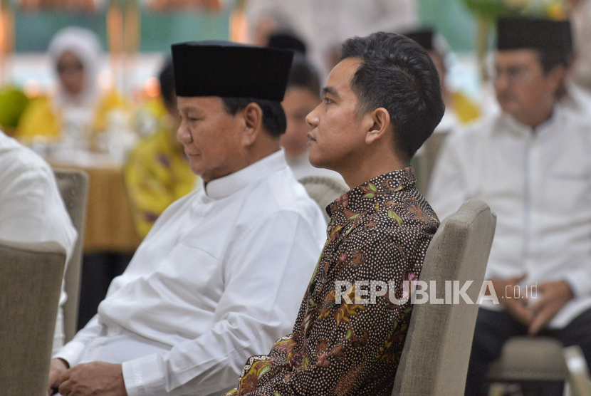 Presiden dan Wakil Presiden terpilih 2024-2029 Prabowo Subianto dan Gibran Rakabuming Raka dalam acara buka bersama di Kantor DPP Partai Golkar, Jakarta, Jumat (29/3/2024). 