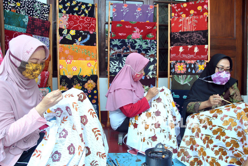 Sejumlah perajin mengerjakan pembuatan batik tulis (ilustrasi). Pertamina MOR IV menggelar kompetisi foto 'Batik Bareng BrighGas' guna menyabut Hari Batik Nasional.