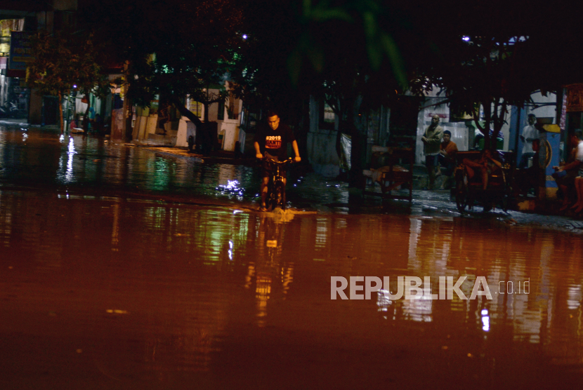 Pengendara melintasi Jalan Kartini di Kota Bekasi, Jawa Barat, Selasa (19/5/2020) dini hari WIB, yang banjir akibat Sungai Cileungsi meluap.. 