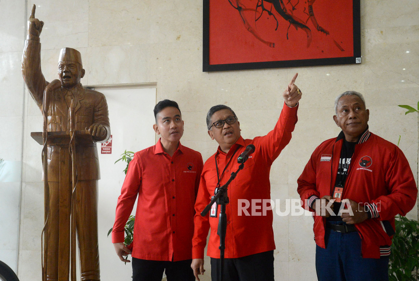 Sekjen PDI Perjuangan Hasto Kristiyanto (tengah) berbincang bersama Ketua DPP bidang Kehormatan Komarudin Watubun (kanan) dan Wali Kota Solo Gibran Rakabuming Raka (kiri). Sekjen PDIP Hasto menuding banyak pihak memanfaatkan Gibran karena anak Jokowi.