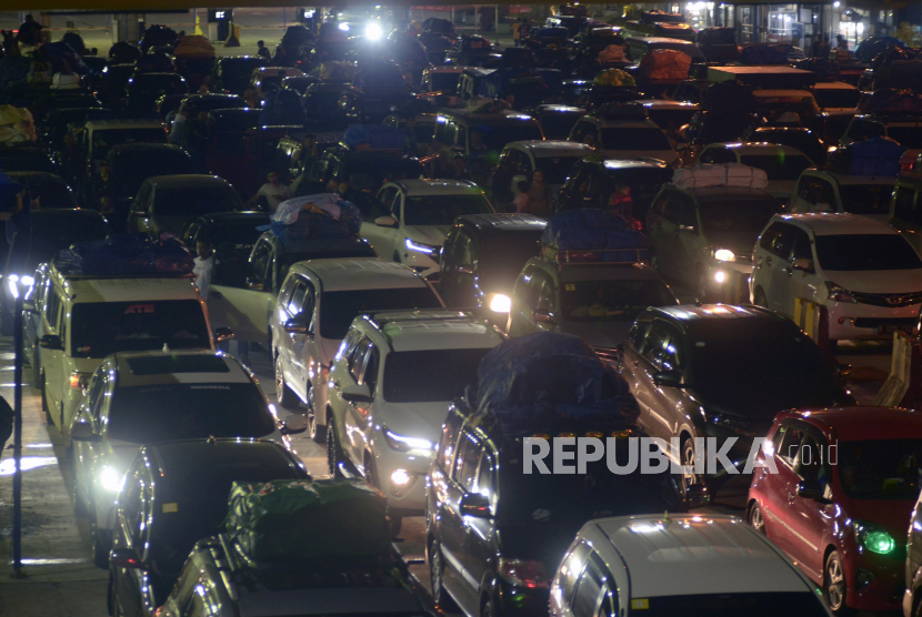 Kendaraan roda empat pemudik antre untuk menaiki kapal di Pelabuhan Bakauheni, Lampung Selatan, Lampung, Senin (1/5/2023). 