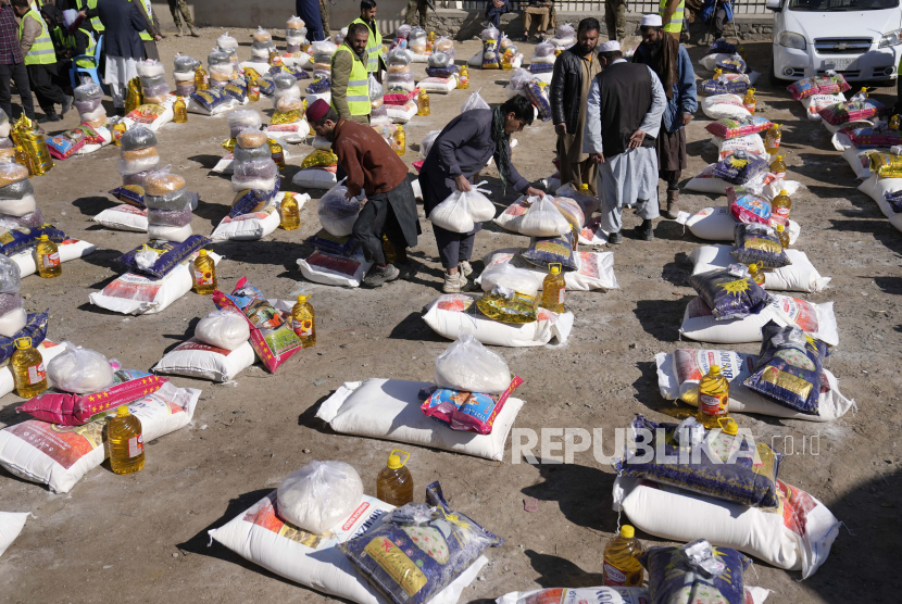  Pekerja Afghanistan menyiapkan persediaan makanan selama kampanye bantuan kemanusiaan untuk keluarga miskin, di Kabul, Afghanistan, Rabu, 16 Februari 2022.