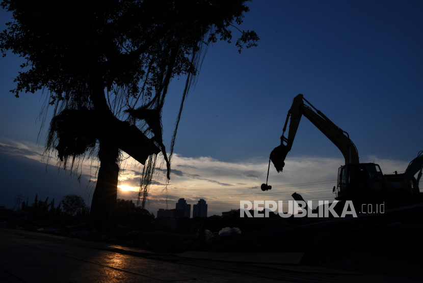 Pekerja menggunakan alat berat meratakan tanah untuk pembangunan gedung di Sunter, Jakarta, Selasa (20/4). Badan Pusat Statistik (BPS) mencatatkan pertumbuhan ekonomi kontraksi 0,74 persen year on year (yoy) pada kuartal I 2021. 