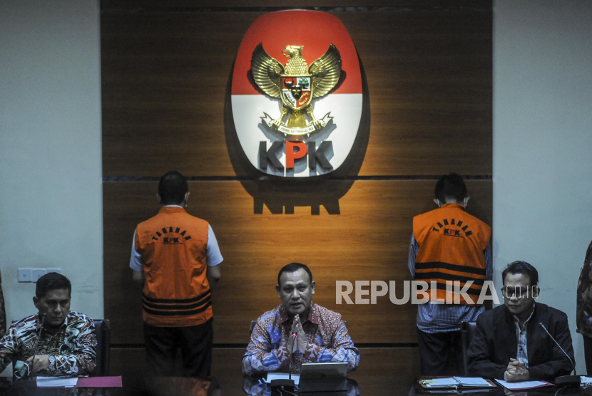 Ketua KPK Firli Bahuri (tengah) memberikan keterangan saat konferensi pers di Gedung KPK, Jakarta Jumat (12/6). KPK menetapkan Budi Santoso dan Irzal Rinaldi Zailani sebagai tersangka terkait kasus dugaan korupsi penjualan dan pemasaran di PTDI tahun 2007-2017, yang mengakibatkan kerugian negara mencapai Rp 205,3 miliar dan US$ 8,65 juta