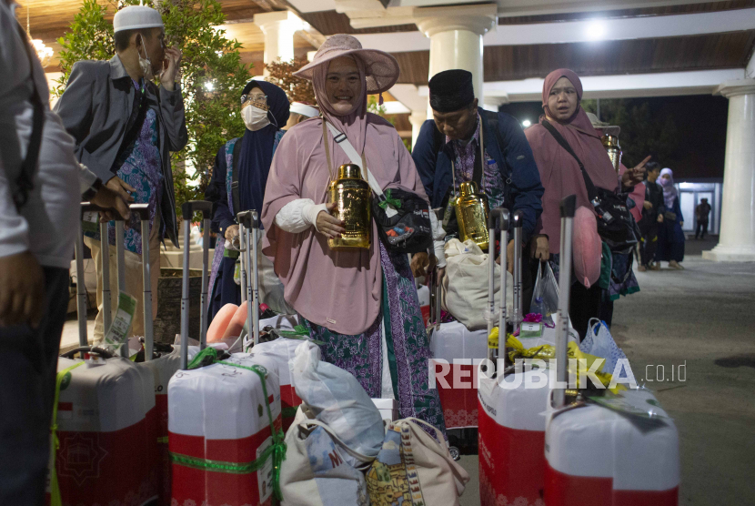 Jamaah haji kloter 15 menunggu jemputan keluarganya saat tiba di debarkasi Kertajati, di Indramayu, Jawa Barat, Ahad (23/7/2023). Berdasarkan data Panitia Penyelenggara Ibadah Haji (PPIH) Debarkasi Kertajati per (23/7) malam, kepulangan jamaah haji sebanyak 5.586 dari 15 kloter. 