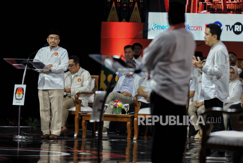 Tiga calon wakil gubernur DKI Jakarta nomor urut 1 Suswono (kiri), nomor urut 2 Kun Wardana (tengah) dan nomor urut  3 Rano Karno (kanan) saat mengikuti sesi debat kedua Pemilihan Gubernur DKI Jakarta, di Beach City International Stadium (BCIS), Ancol, Jakarta Utara, Ahad (26/10/2024). Debat kedua ini mengusung tema ekonomi kesejahteraan sosial dengan enam sub tema yang meliputi infrastruktur integrasi dan pelayanan dasar prima, pendidikan dan kesehatan, penanganan ketimpangan sosial, pembangunan ekonomi digital dan UMKM, pariwisata dan ekonomi kreatif serta inflasi bahan pangan.