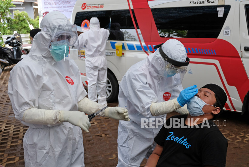 RMI PBNU Keluarkan Edaran Protokol Santri. Foto: Petugas kesehatan melakukan tes usap (swab test) kepada santri di Pondok Pesantren Darul Atsar Salamsari, Kedu, Temanggung, Jawa Tengah, Jumat (16/10/2020). Tes usap dilakukan bagi sedikitnya 500 santri yang datang dari berbagai wilayah di Indonesia sebelum melaksanakan pembelajaran secara tatap muka sebagai wujud sinergi pihak Ponpes dengan dinas kesehatan guna mencegah penyebaran COVID-19. 