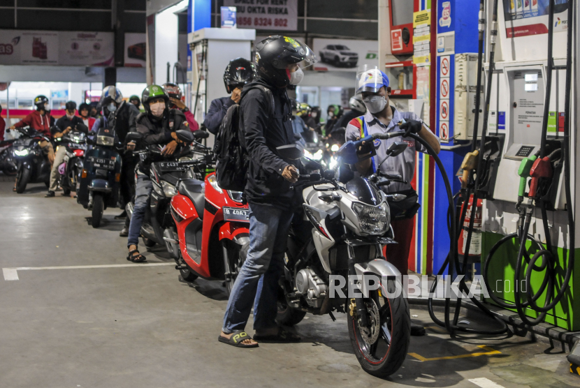 Petugas mengisi bensin Pertamax untuk pengendara motor di Jakarta, Kamis (31/3/2022). PT Pertamina (Persero) akan memberlakukan tarif baru BBM jenis Pertamax menjadi Rp 12.500 pada 1 April 2022.  Republika/Putra M. Akbar